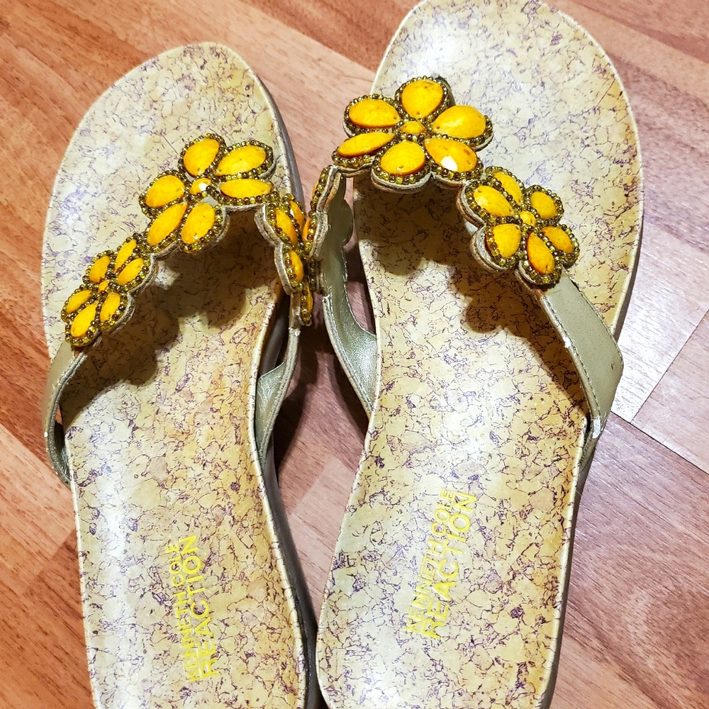 Kenneth Cole Reaction Flower Sandals
